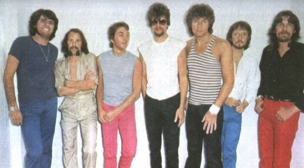 elo1.htm - ELO September 1981. From the left: Dave, Kelly Groucutt, Richard Tandy, Jeff Lynne, Bev Bevan, Mik Kaminski, Lou Clerk.